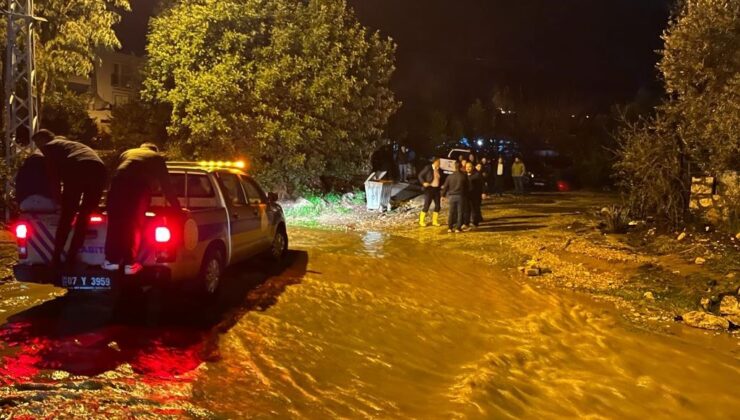 Kaş’ta bir camiyi su bastı, küçükbaş hayvanlar telef oldu