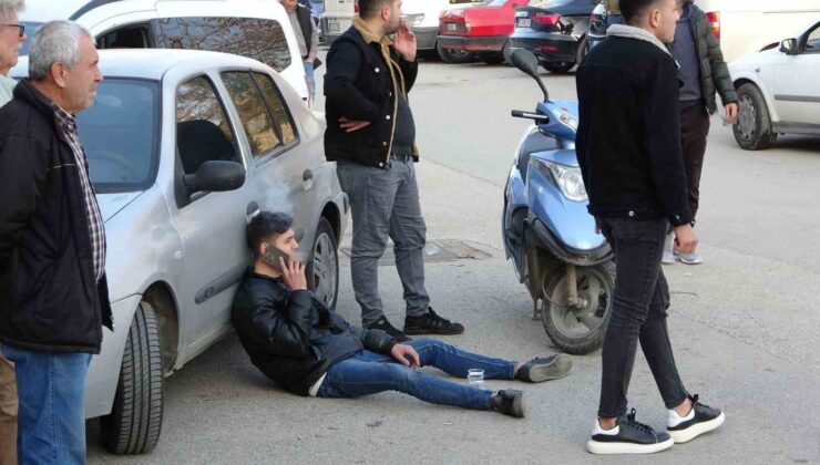 Kaza yapan motosiklet sürücüsü yattığı yerde ambulansı sigara içerek bekledi