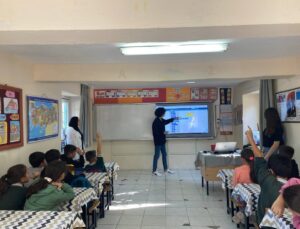 Kozan’da üniversite öğrencileri, teknolojiyle köy okullarına ışık tutuyor