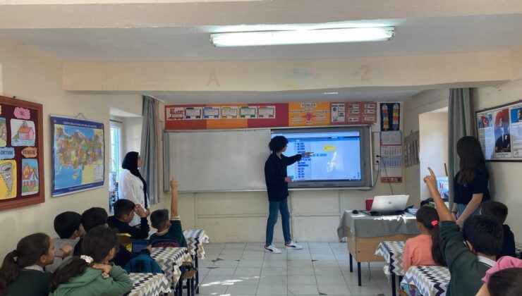 Kozan’da üniversite öğrencileri, teknolojiyle köy okullarına ışık tutuyor