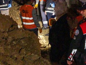 Kuryenin cesedinin bulunduğu arazide 4 saat sonra battaniyeye sarılı ikinci ceset bulundu