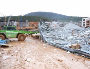Kuvvetli fırtına şantiye alanındaki çatıları uçurdu: 2 kişi yaralandı, 2 araç zarar gördü
