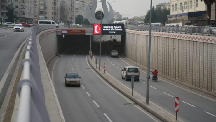 Kahramanmaraş’ta led ekranlarda “Şehitler Ölmez Vatan Bölünmez” mesajı