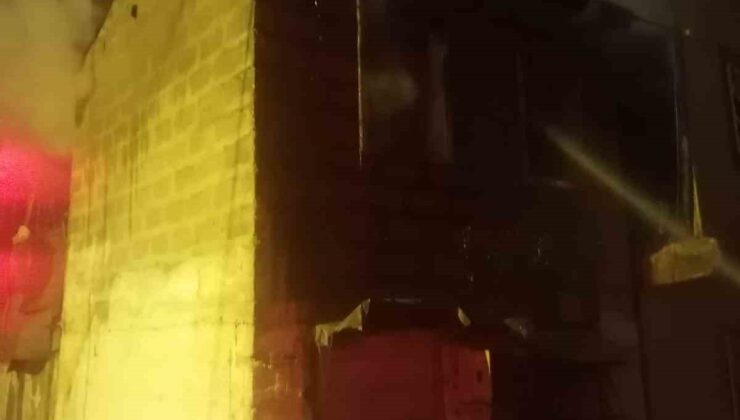 Mersin Tarsus’ta biri metruk iki ev yandı