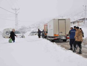 Mersin’de kar yağışı: Karaman yolu büyük araçlara kapatıldı