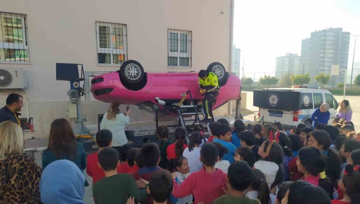 Mersin’de öğrenci ve minibüs şoförlerine trafik eğitimi verildi