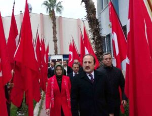 Mersin’de şehitler okullarda anıldı, bayrak gençlere teslim edildi
