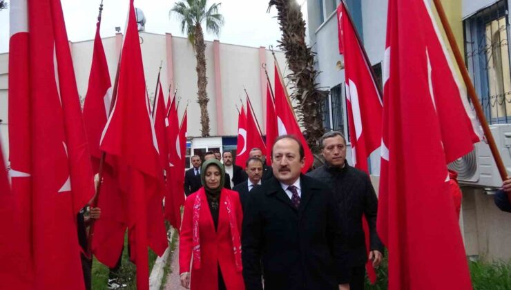 Mersin’de şehitler okullarda anıldı, bayrak gençlere teslim edildi