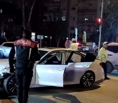 Mersin’de silahlı saldırıya uğrayan sürücü aracıyla refüje çarptı