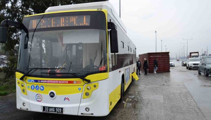 Mersin’de tırın üzerinden düşen konteyner belediye otobüsüne çarptı