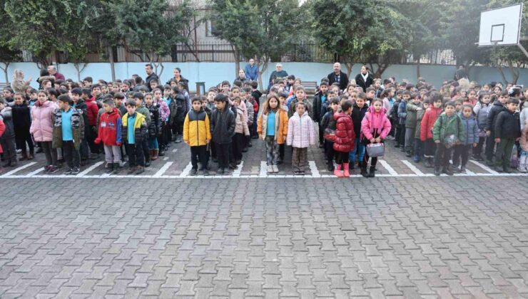 Minik öğrencilerden şehit Mehmetçikler için saygı duruşu