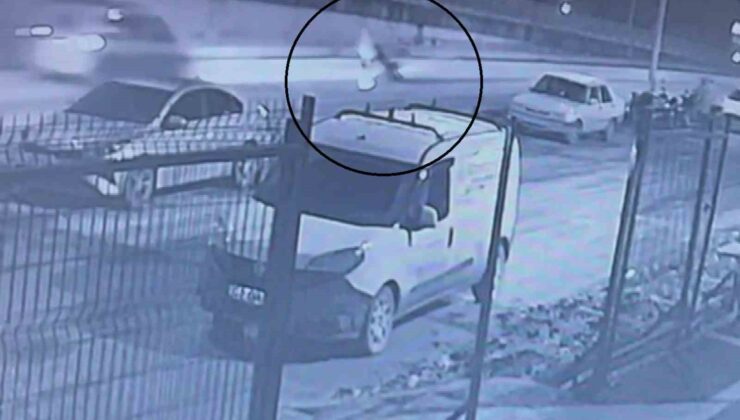 Motosikletten düşen gencin üzerinden araç geçti: O anlar kamerada