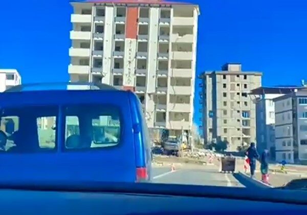 Operatör binanın altında böyle kaldı