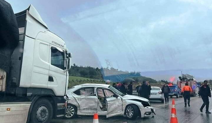 Osmaniye’de 2 aracın karıştığı zincirleme kazada 2 kişi yaralandı