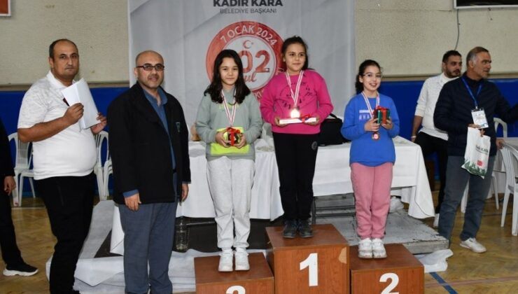 Osmaniye’de ’Kurtuluş Kupası’ satranç turnuvası ödülleri verildi