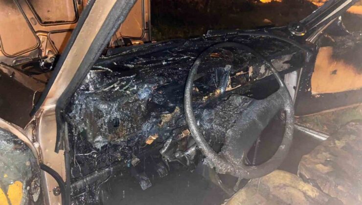 Osmaniye’de park halindeki otomobil alev alev yandı