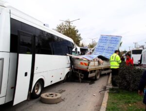 Personel taşıyan midibüs ile kamyonetin çarpıştığı feci kazada 9 kişi yaralandı