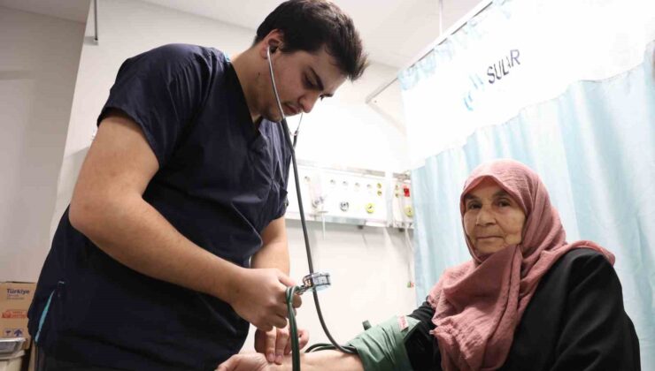 Sağlık çalışanları yeni yıla görevlerinin başında girdi