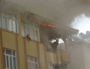 Sobadan boşaltılan kül apartmanı yakıyordu