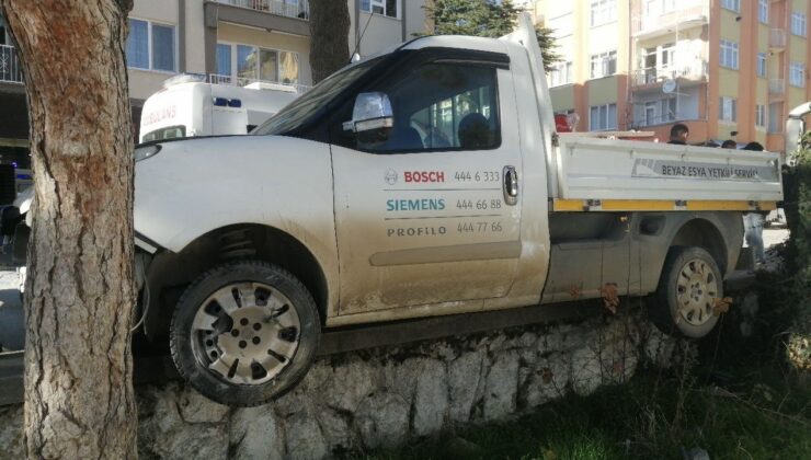 Sokaktan kontrolsüz çıkıp kamyonete çarptı, ortalık savaş alanına döndü: 1 yaralı