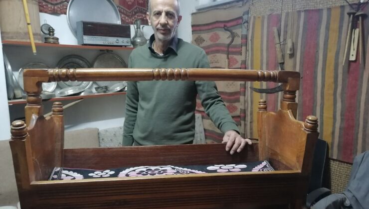 Tarihin yok olmaması için manevi değeri yüksek ev aletlerini koruyor