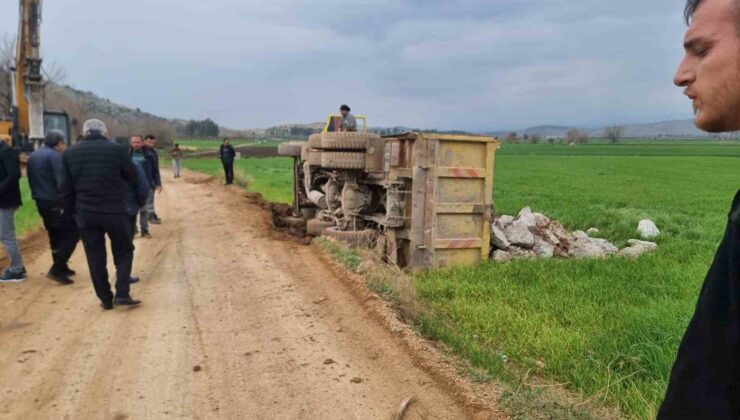 Taş yüklü kamyon devrildi