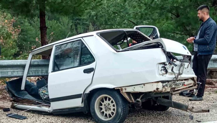 Tırla çarpışan Tofaş ortadan ikiye ayrıldı: 1’i ağır 2 yaralı