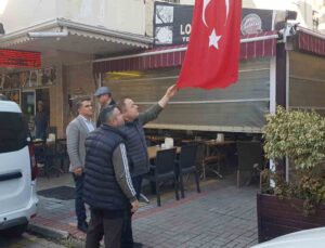 Türk bayrağını bıçakla kesen şahıs, önce güvenlik kameralarına sonra polise yakalandı