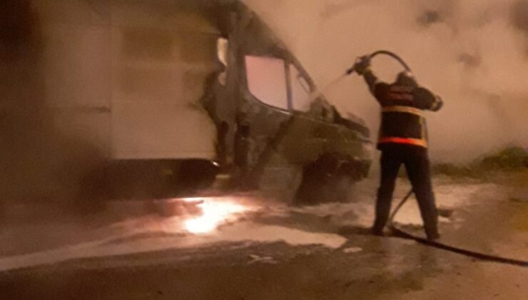 Yanan minibüs kullanılmaz hale geldi