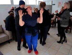 Yaşlılardan oluşan koro, huzurevinde kalan akranlarına konser verdi