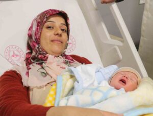 Yeni yılın ilk bebeği Hatay’da dünyaya geldi