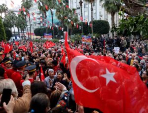 Yeniden aday gösterilen Adana Büyükşehir Belediye Başkanı Karalar, vatandaşlarla buluştu