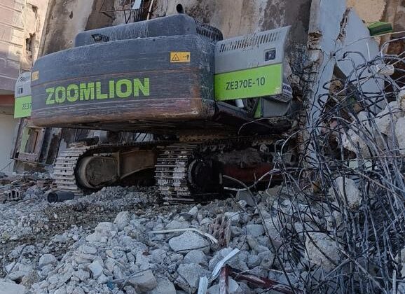 Yıkım esnasında bina iş makinesinin üzerine çöktü, operatör yaralandı