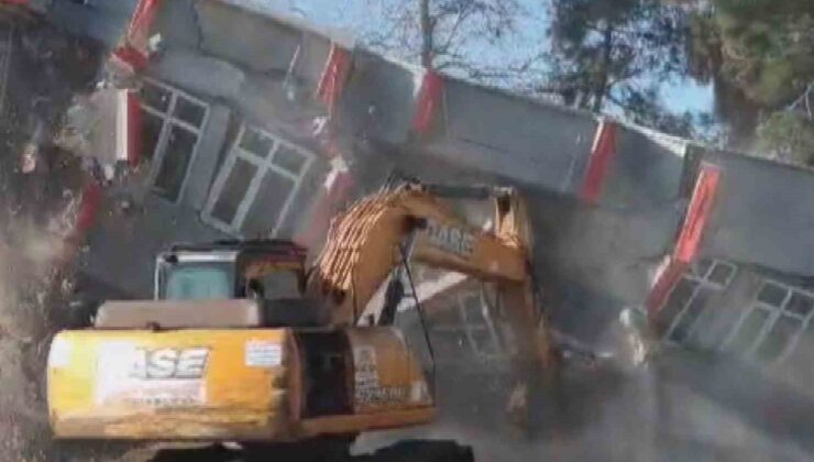 Yıktığı binanın altında kalmaktan son anda kurtuldu, panik anı kamerada