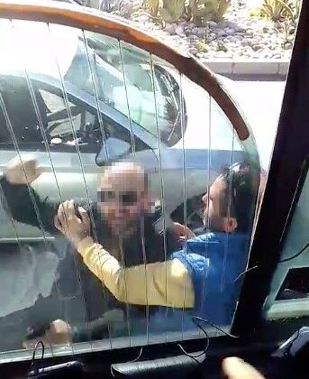 Yol vermeyen otobüse saldırıp yumrukla camını patlattı…O anlar kamerada