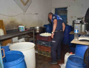 Mersin’de sağlıksız ortamda üretim yapılan kaçak peynir imalathanesi tespit edildi
