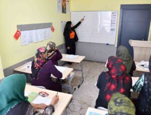 Mersin’de kadınlar belediyenin desteği ile okuma yazma öğreniyor