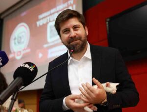Tarsus’ta Sokak Hayvanları Çalıştayı düzenlendi: Başkan kürsüye sokak kedisiyle çıktı