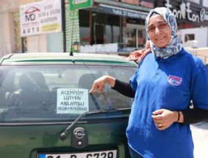 14 yıldır ehliyeti olmasına rağmen araç kullanamayan kadın, “Acemiyim. Lütfen anlayışlı olur musunuz” notu sayesinde korkusunu yendi