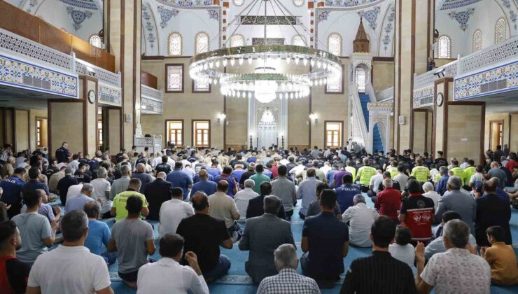 15 Temmuz şehitleri Adana’da dualarla anıldı