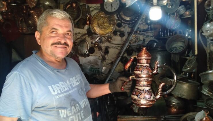 45 yıldır bakır ustalığı yapıyor