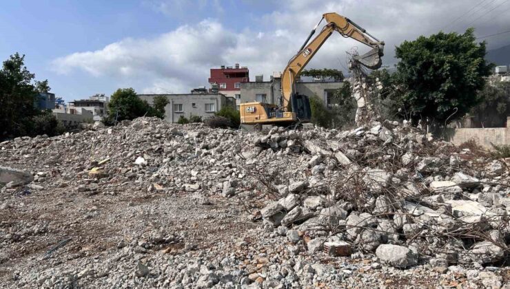 5 katlı bina iş makinesinin darbesiyle yerle bir oldu