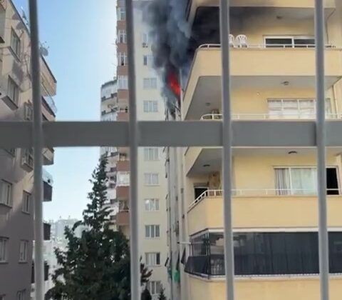 Adana’da apartman dairesinde korkutan yangın