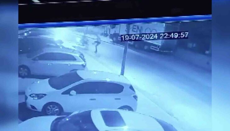 Adana’da ’dur’ ihtarına uymayan motosikletli, polise çarptı… O anlar kamerada