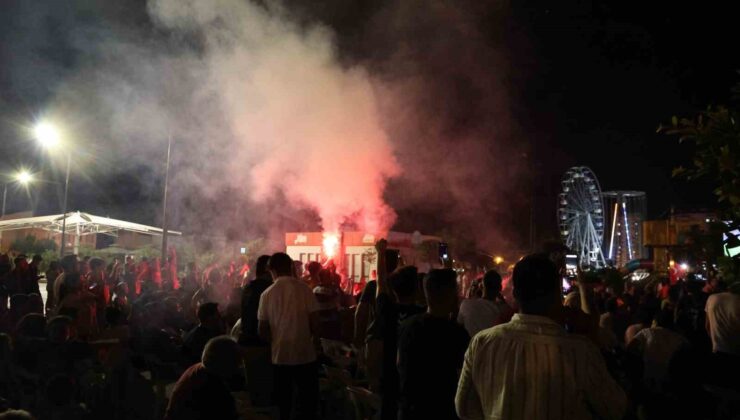 Adana’da kent meydanında milli coşku