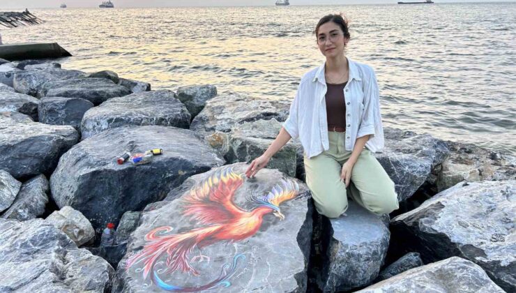 Akdeniz kıyısındaki dalga kıran kayalar ressam eliyle renkleniyor
