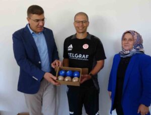 Alex de Souza, kadın girişimcilerin top dikim atölyesinde incelemelerde bulundu