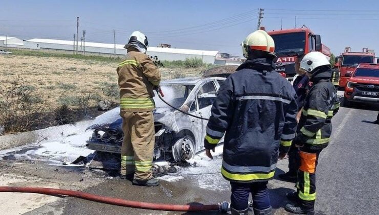 Antakya’da yanan araç kullanılmaz hale geldi