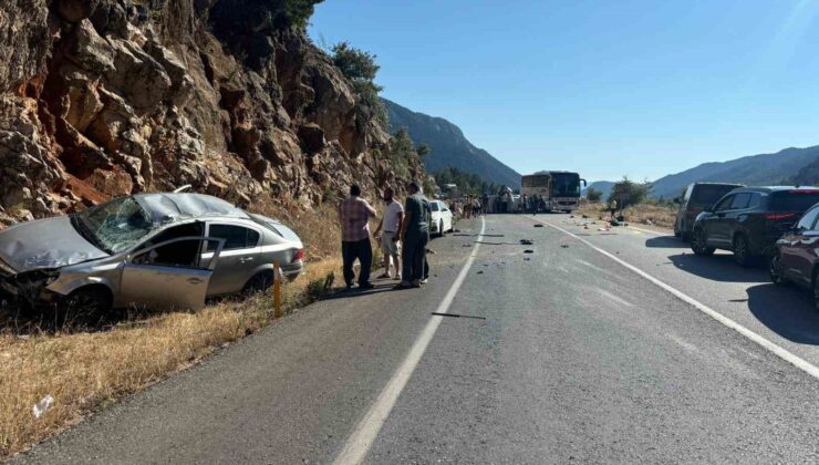 Antalya’da 4 araç birbirine girdi: 4 yaralı