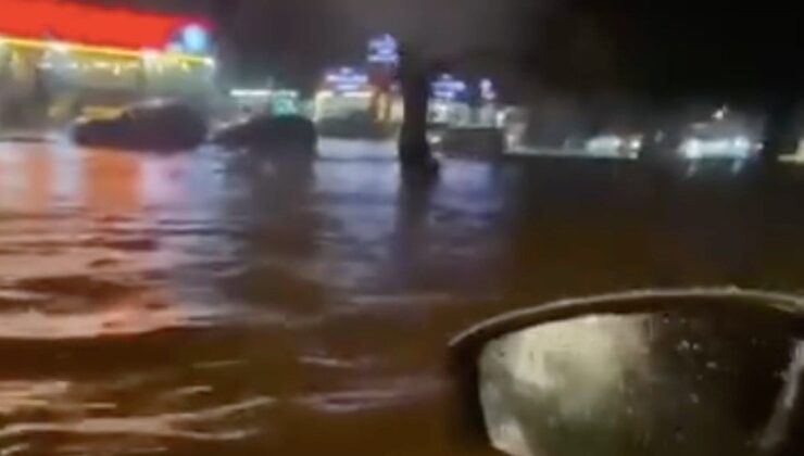 Antalya’da fırtına etkili oldu, sağanak yolları göle çevirdi… Yıldırım düşme anı kamerada